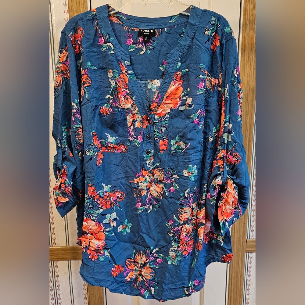 Torrid Harper size 1 plus Blue Floral Short Sleeve Button Accent Flowy Shirt 3/4
